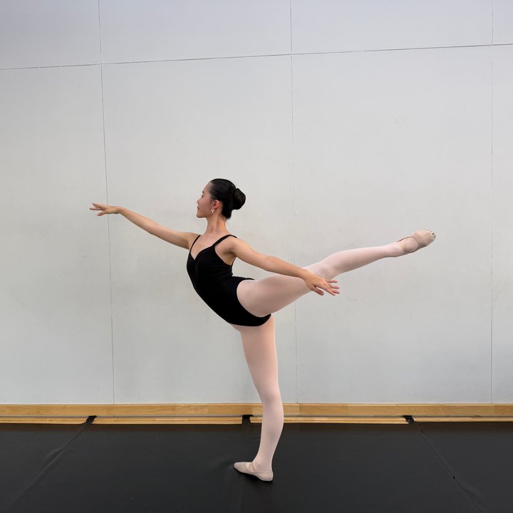 Kei Y., aluna da IWS, em um arabesque no estúdio de balé