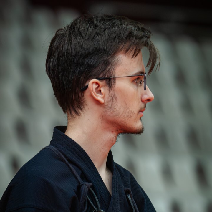 Maksim B., aluno da IWS, de perfil com o uniforme de kendo